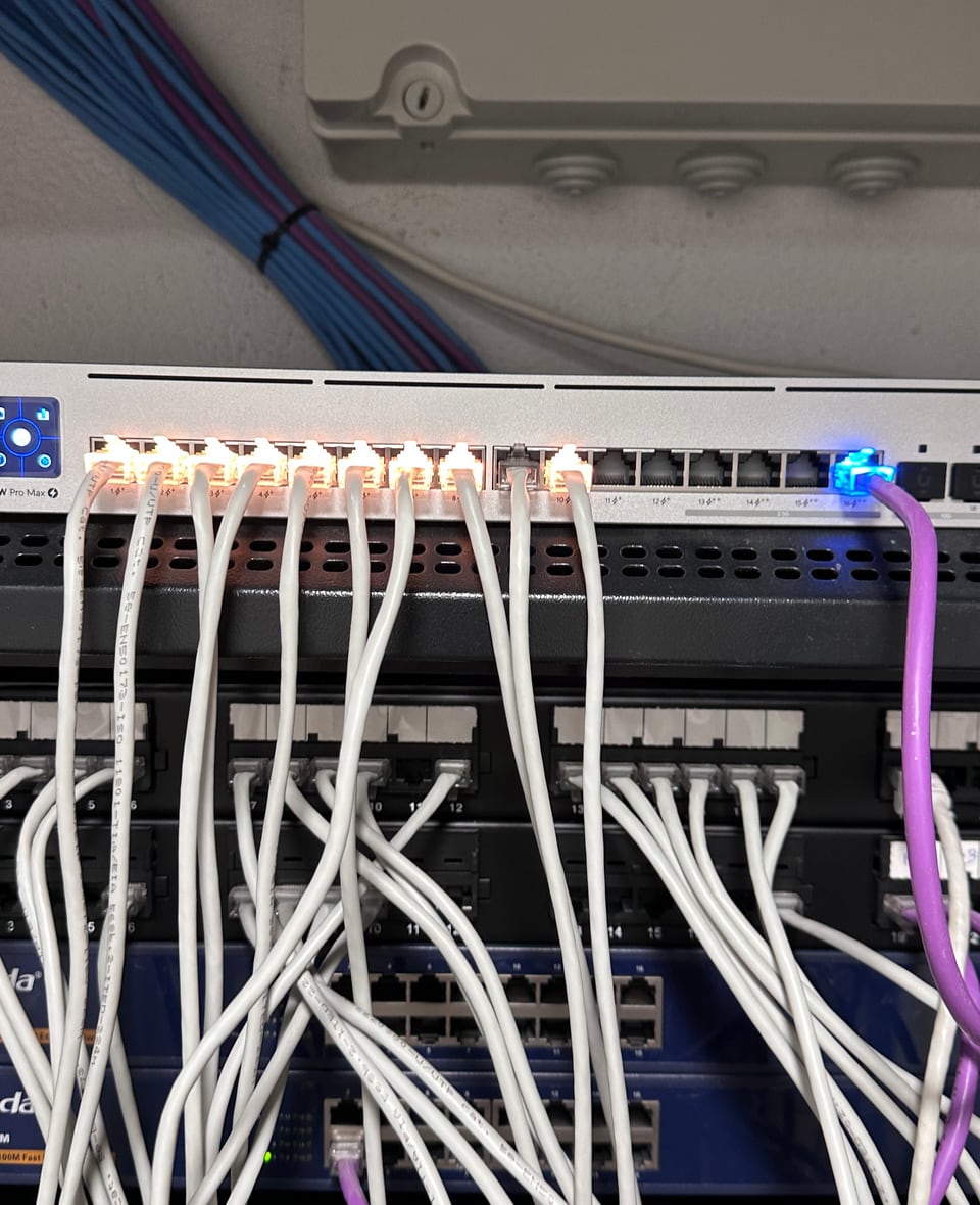 Switch i panell de xarxa en un allotjament